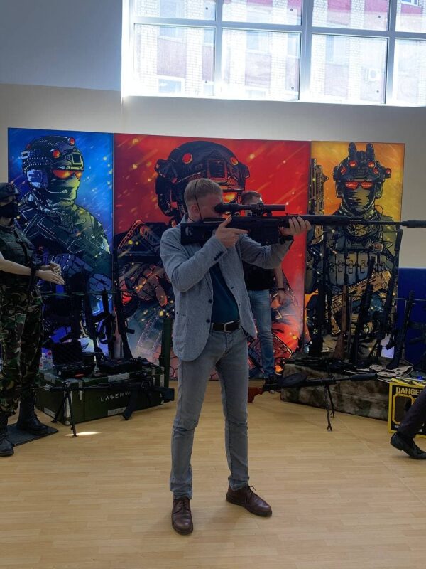 Мужчина прицеливается из снайперской винтовки LASERWAR.